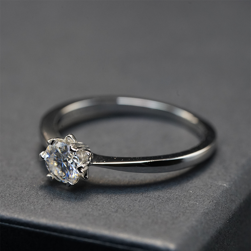 brilliant-cut  moissanite diamond Ring