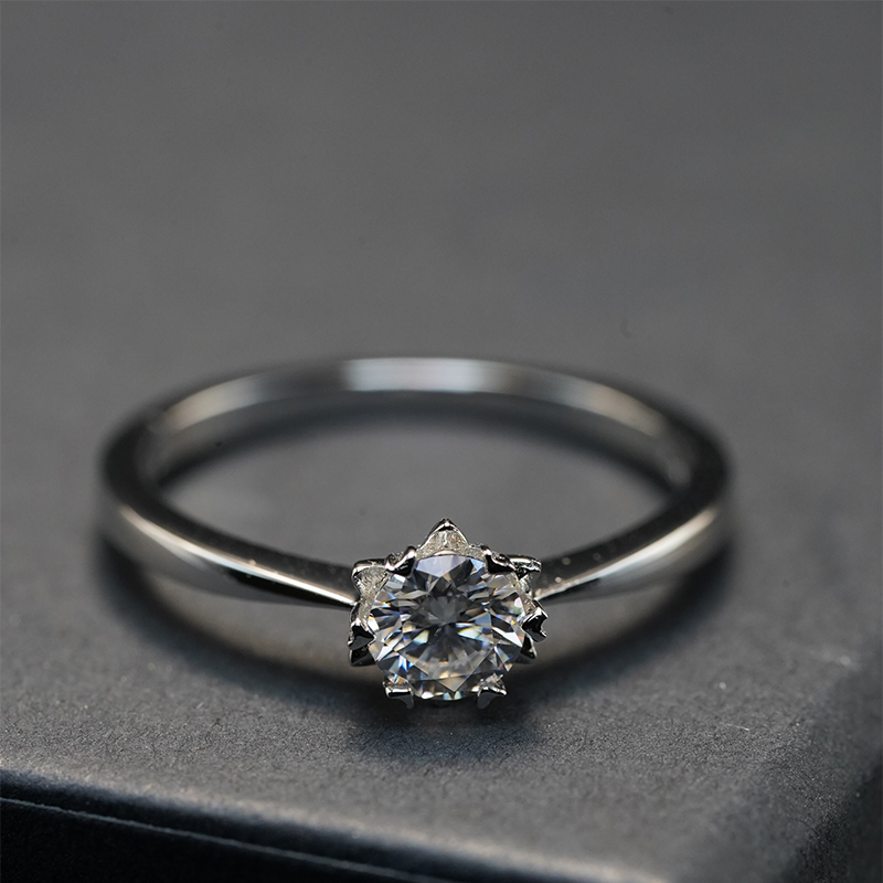 brilliant-cut  moissanite diamond Ring