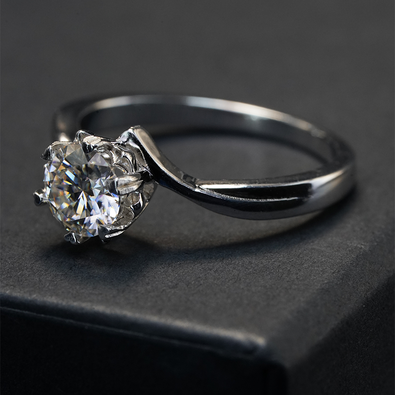 Brilliant-cut Moissanite Solitaire Ring