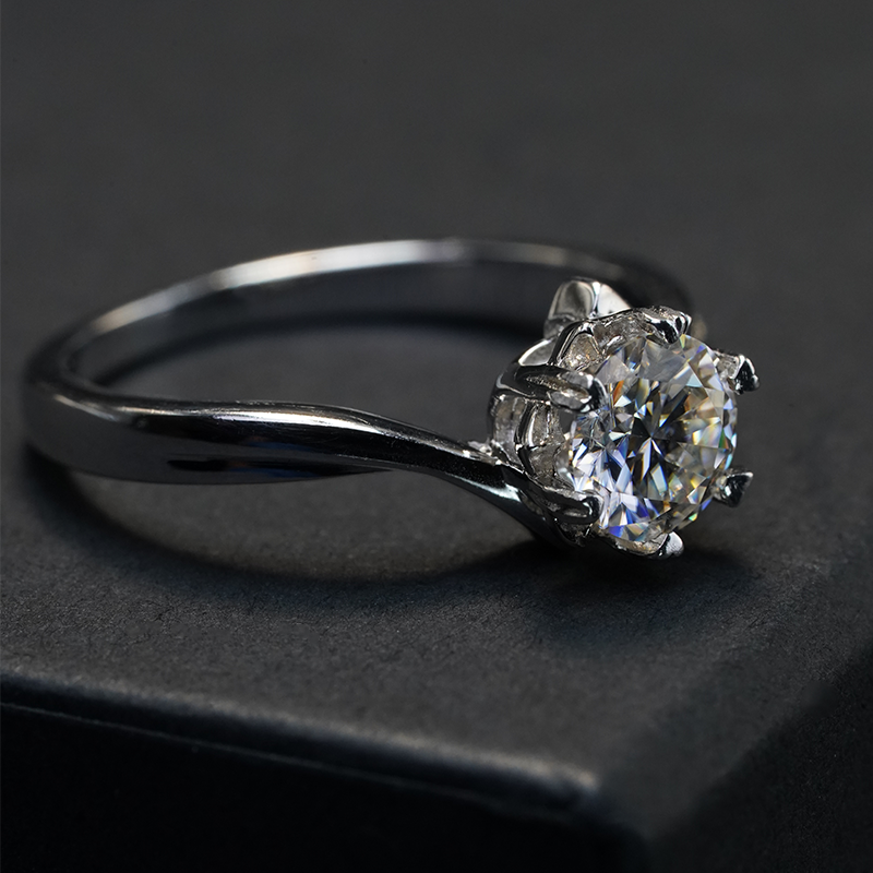 Brilliant-cut Moissanite Solitaire Ring