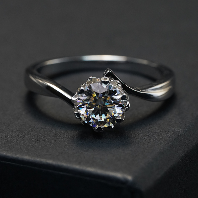 Brilliant-cut Moissanite Solitaire Ring